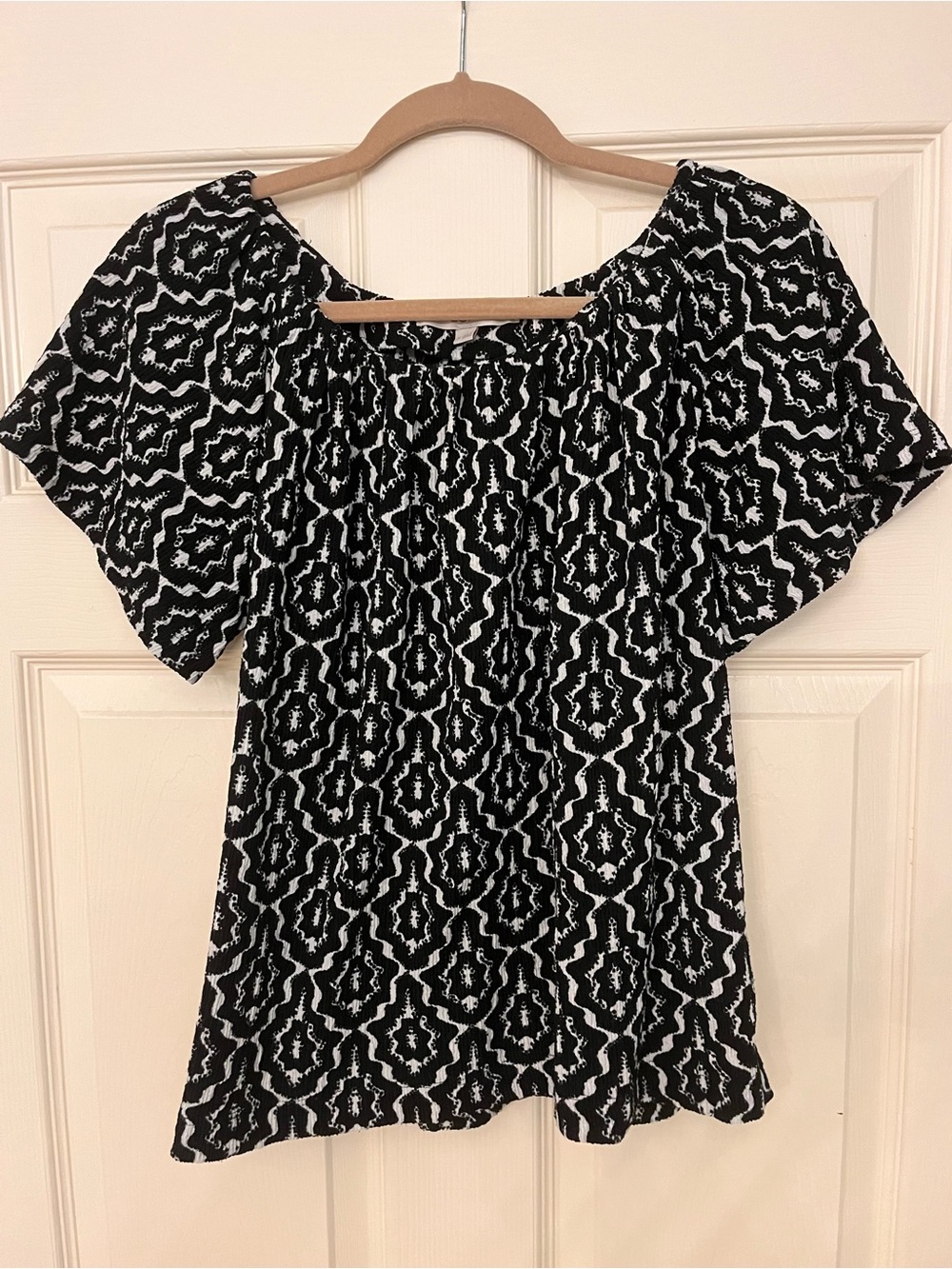 LOFT Black and White Printed Puff Sleeve Blouse